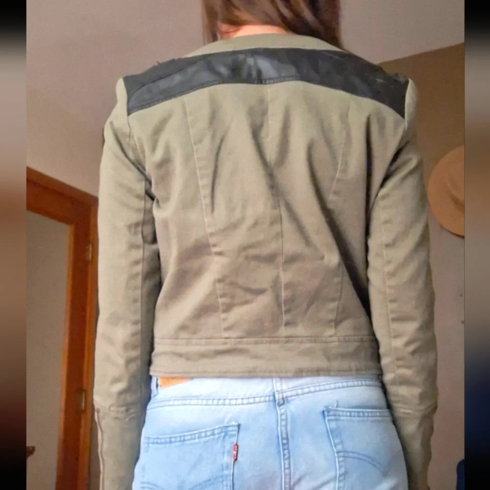 Cropped jacket - Picture 3 of 3